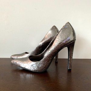 ***HOST PICK!!!Jessica Simpson Cracked Metal Pumps